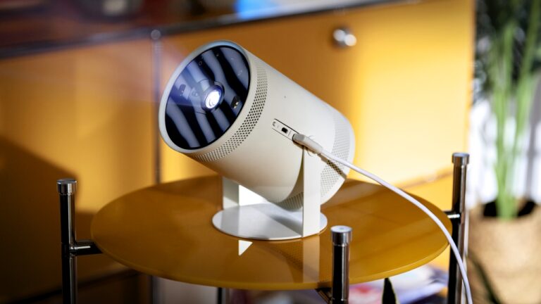 Samsung, portatif projektörü The Freestyle’ı duyurdu