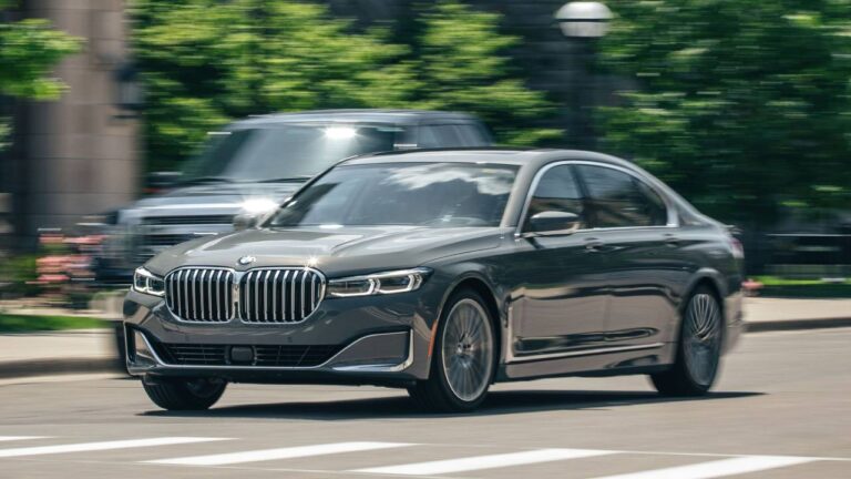 2023 BMW 7 Serisi kamuflaj ile görüntülendi