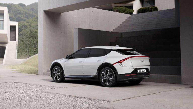 Bariyerlere çarpan Kia EV6, bir anda alevler içinde kaldı