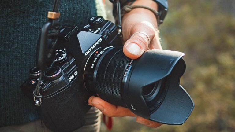 Olympus’u satın alan OM Digital Solutions, ilk üst düzey kamerasını duyurdu