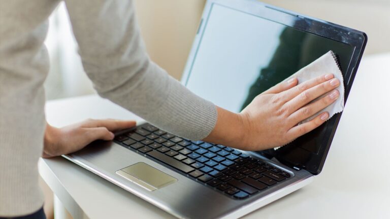 Dizüstü bilgisayarın ekranı nasıl temizlenir?