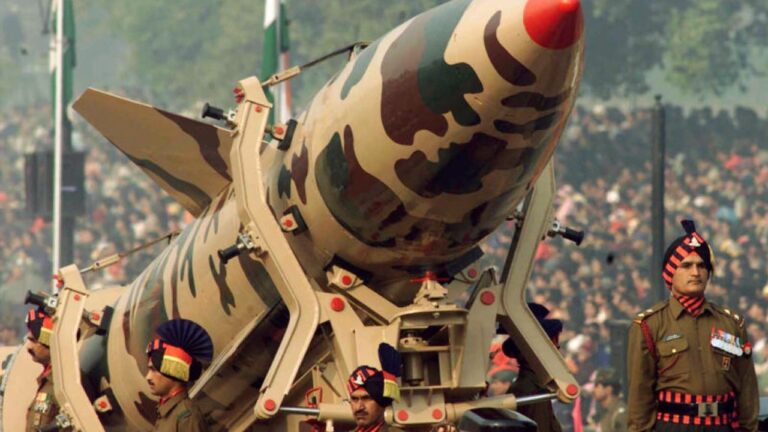 Hindistan, Pakistan’ı önce vurdu, sonra özür diledi!