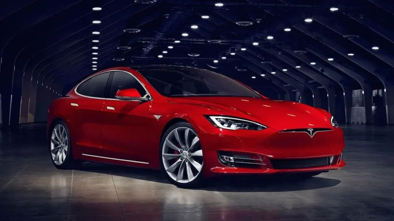 ABD’de uçan Tesla alarmı: Sürücüyü bulana para ödülü verilecek!