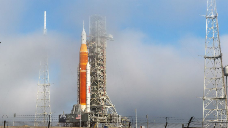 Ay’dan önce son adım: NASA devasa roketini test ediyor