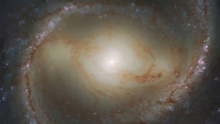 Hubble teleskobu devasa kara deliğe yakından bakıyor!