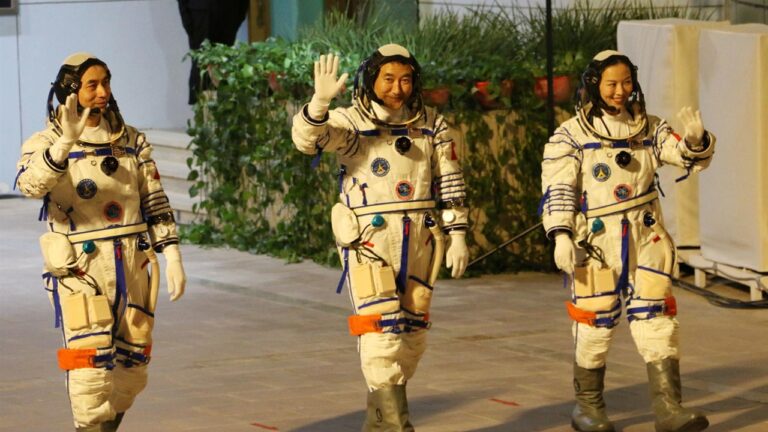 Çin bir ilki başardı: Astronotlar altı ay sonra Dünya’ya döndü