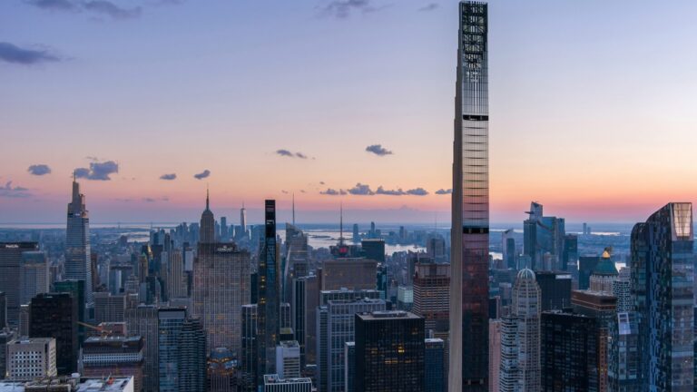 Dünyanın en ince gökdeleni yapıldı! İşte daire fiyatları