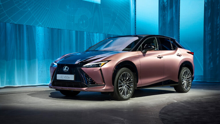 Lexus, yeni elektrikli otomobili RZ 450e’yi tanıttı!