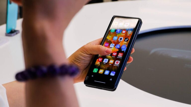 Xiaomi MIX Fold 2, ilginç tasarımı ile bir ilk olacak!