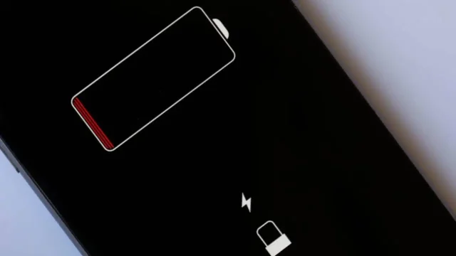 Phone turns off with full battery: How to solve it?