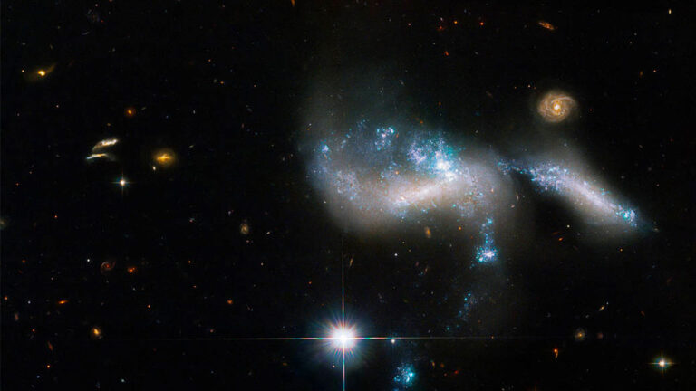 Dört cüce galaksi birleşme yolunda ilerliyor!