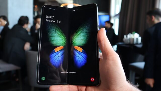Samsung, kitap gibi katlanabilen OLED ekranlarını tanıttı