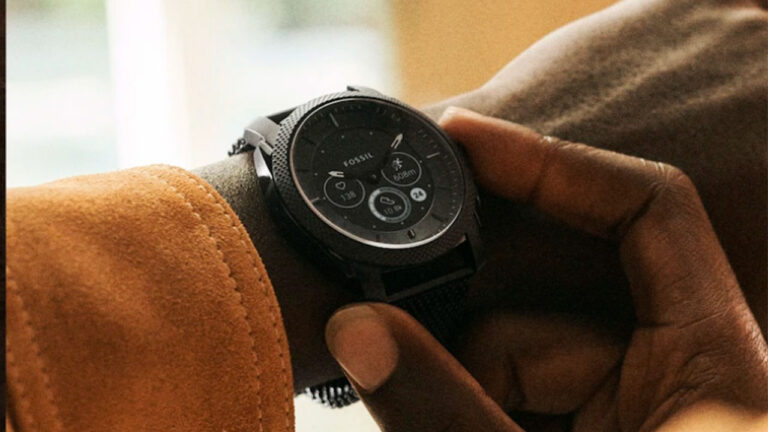 Fossil klasik tasarımlı akıllı saat severler için yeni modelini tanıttı
