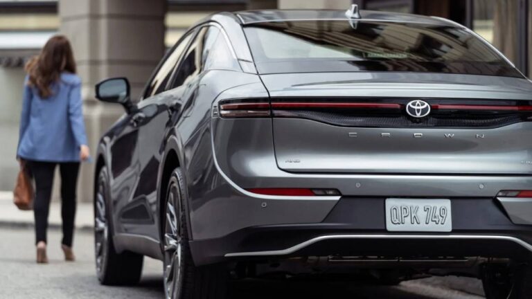 Toyota, Honda Civic rakibini tanıttı! Fiyatı ve özellikleri