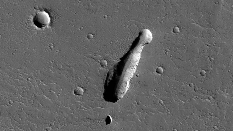 Çukur mu tepe mi? Mars fotoğrafları insanları ikiye böldü!