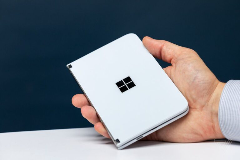Microsoft’un katlanır telefon prototipi eBay’e düştü!