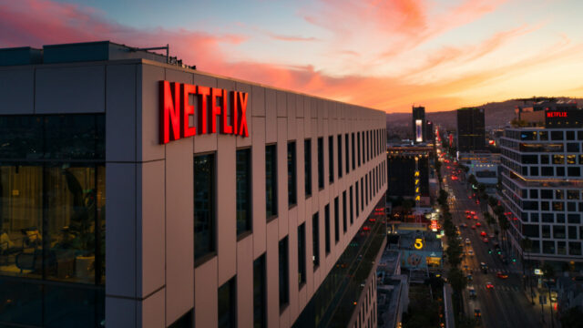 Netflix, senaristlere milyon dolarlık tazminat ödeyecek!