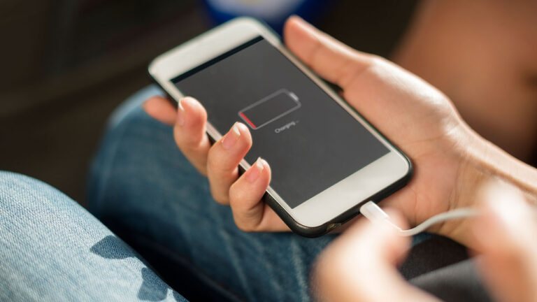 Telefonu şarj olurken kullanmak zararlı mı?