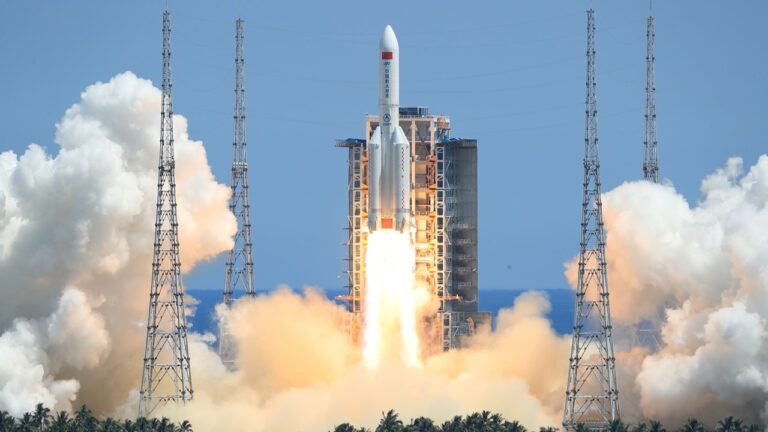 Çin’den korkutan karar! Roket enkazı Dünya’ya düştü