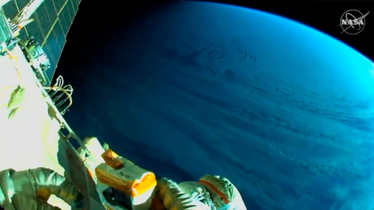 Astronotların uzay yürüyüşü Dünya’yı tüm güzelliği ile ortaya koyuyor!