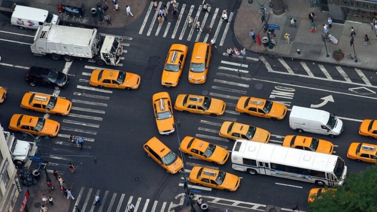 Tüm taksileri aynı yere çağıran hacker, trafiği altüst etti!