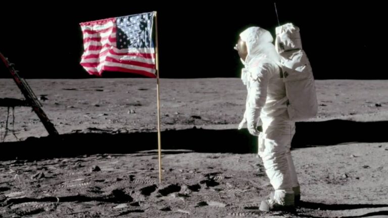 Ay’a ilk ayak basan insan kimdir?