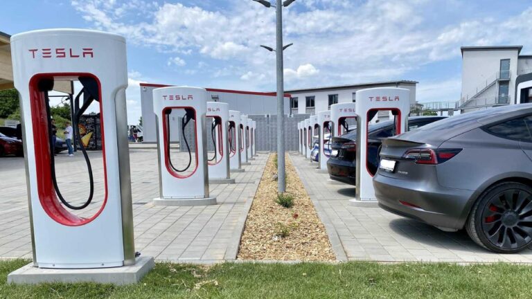 Tesla’dan rakiplerine ortak şarj konektörü çağrısı