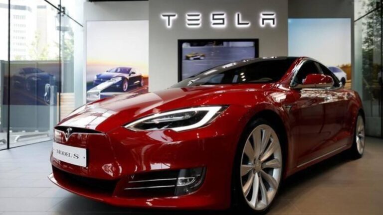 Tesla’da ilginç hata: Uygulama ile her Tesla’nın kapısı açılıyor!