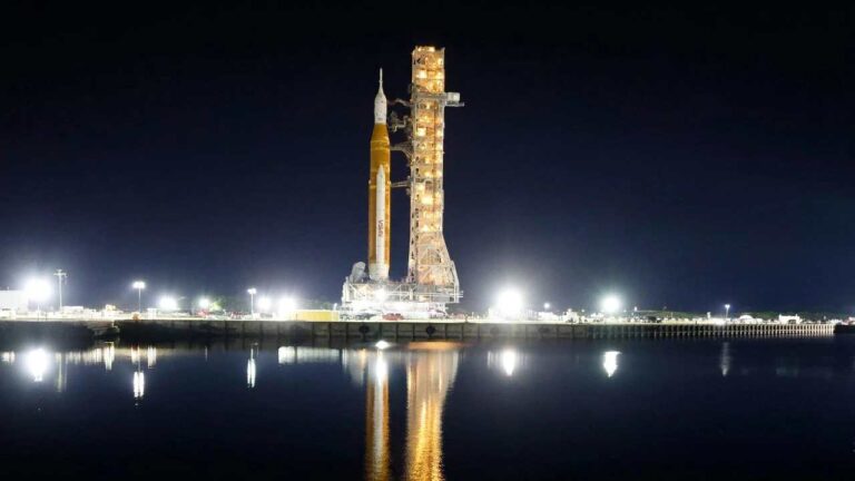 50 yıl sonra ilk: NASA, insanlı Ay görevi için tarih verdi!