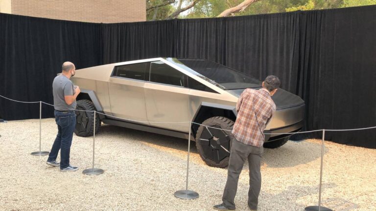 Elon Musk, merakla beklenen Cybertruck teknolojisini açıkladı