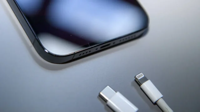Encore une fois, Apple lit ce qu'il sait : l'extérieur de l'iPhone 15 est USB-C, l'intérieur est Lightning !