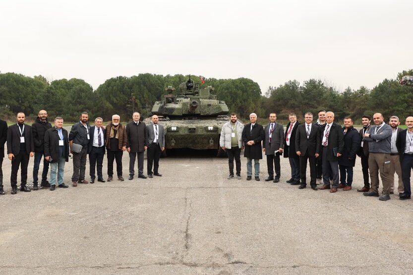 bmc savunma tarafından yeni altay tankı için düzenlenen basın toplantısına katılanlar. Altay tankı arka planda görülüyor