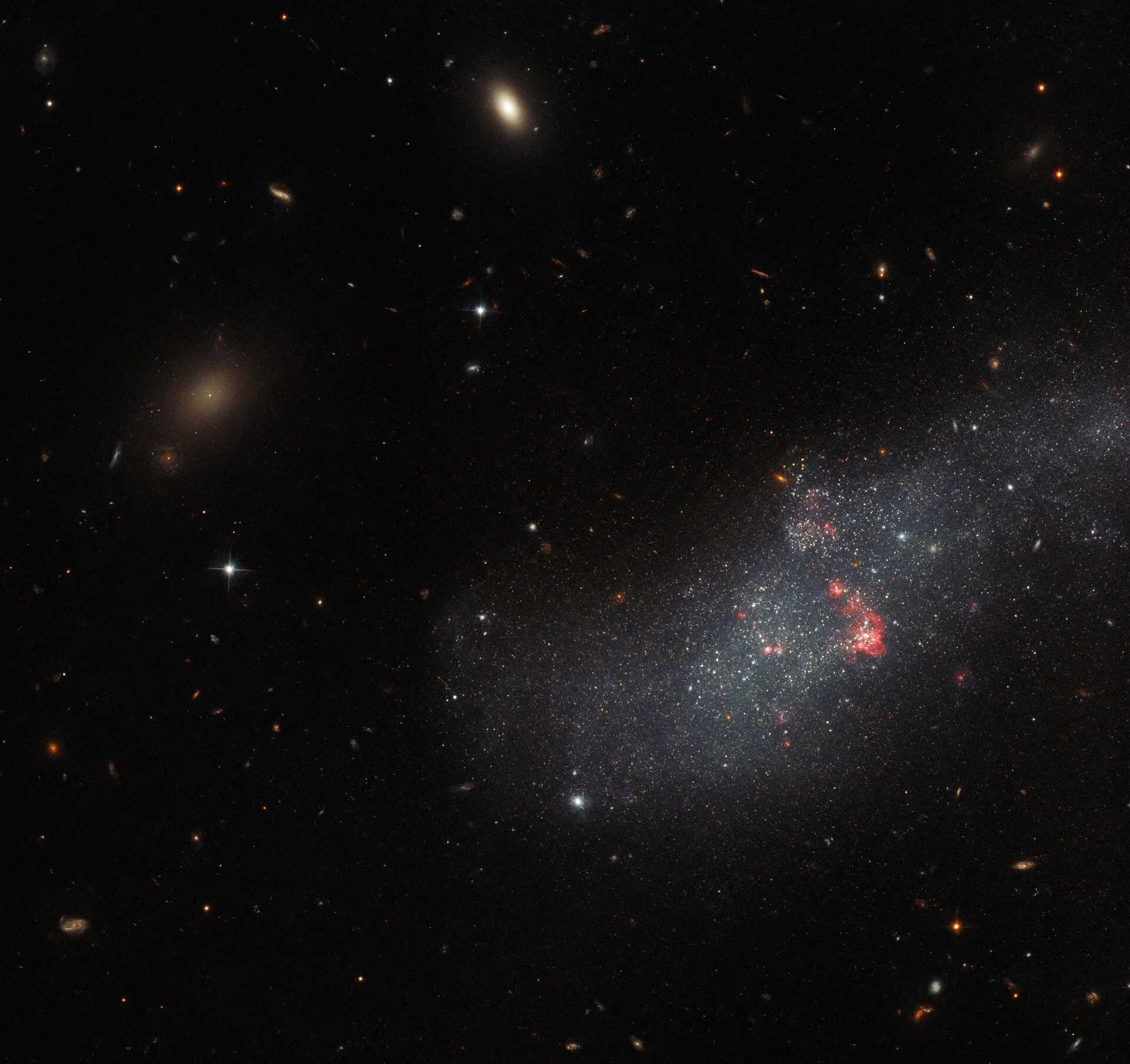 Hubble uzay teleskobu, UGCA 307 adlı galaksiyi görüntüledi