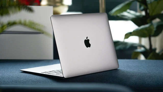 Apple, büyük ekranlı MacBook Air için gaza bastı!