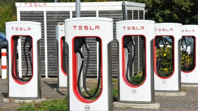 Tesla müjdeyi verdi: Supercharger istasyonunun kapısı açıldı!