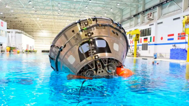 Astronotlar, Ay yürüyüşü hazırlıklarını havuzda yapıyor!