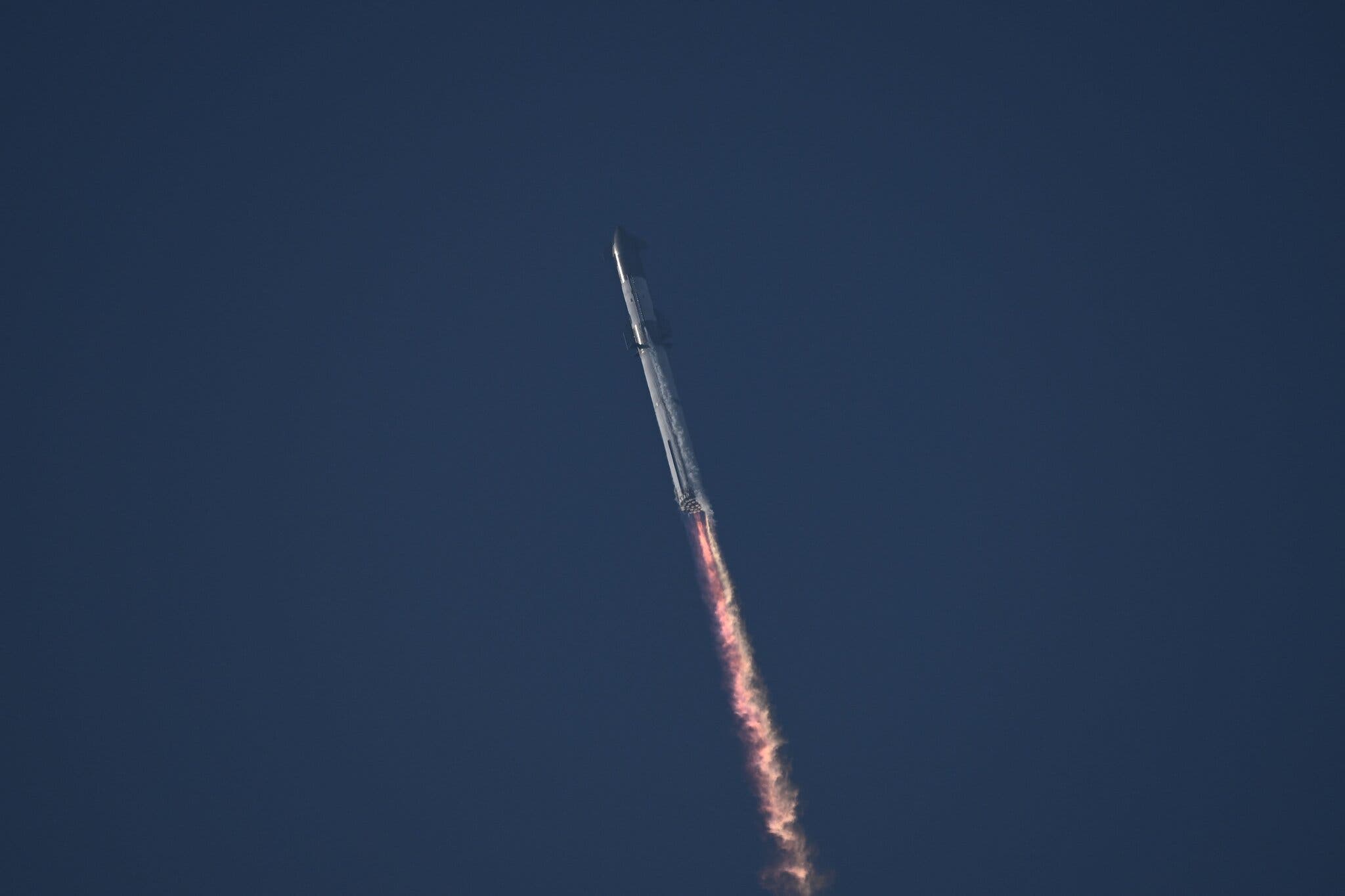 SpaceX, Starship roketini fırlattı ancak havada patladı