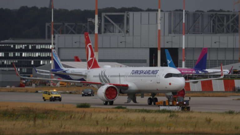 Türk Hava Yolları filosuna “maskeli” uçak!