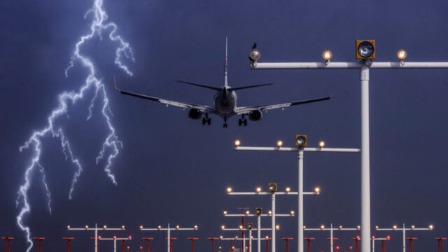 Does lightning strike crash planes?