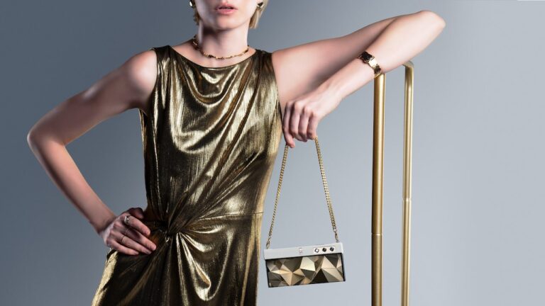 Bu gördüğünüz el çantası değil: Katlanabilir telefon Honor V Purse tanıtıldı!