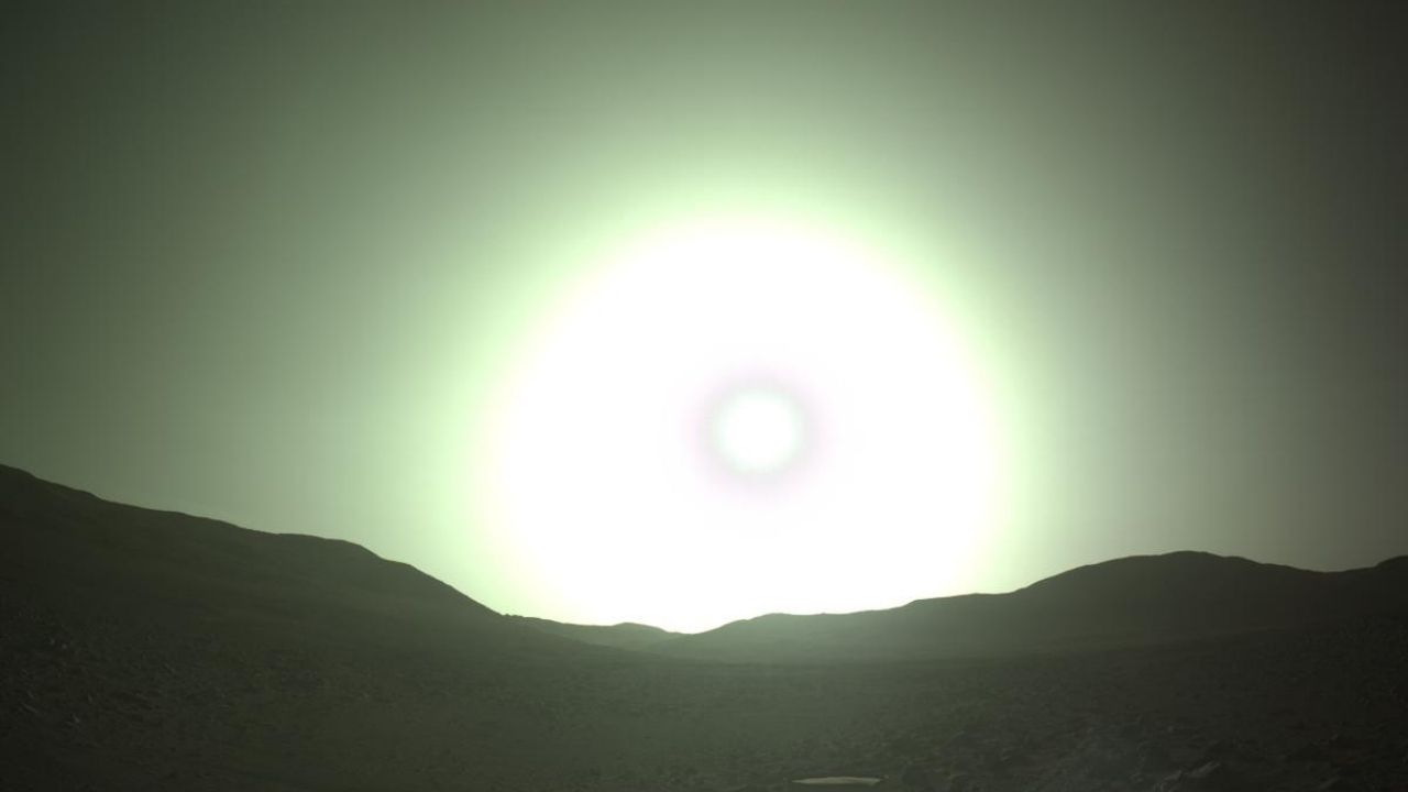 Büyüleyen görüntü Mars'ta mavi gün batımı kaydedildi!