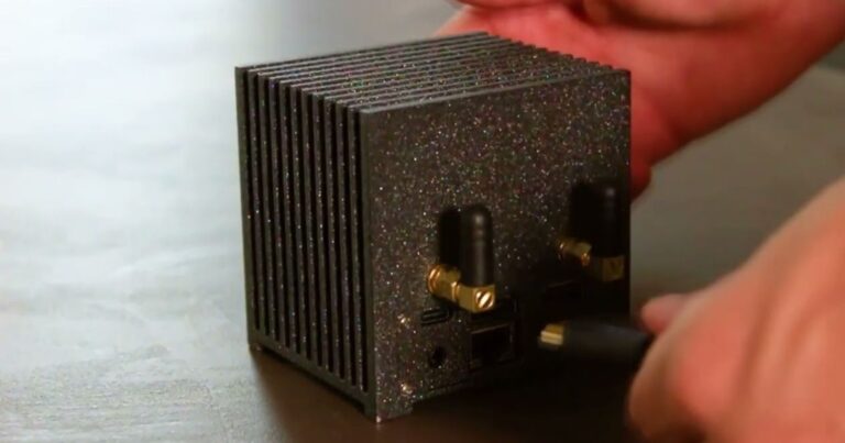 Cepte taşınabiliyor: Dünyanın en küçük masaüstü bilgisayarı satışa çıktı!