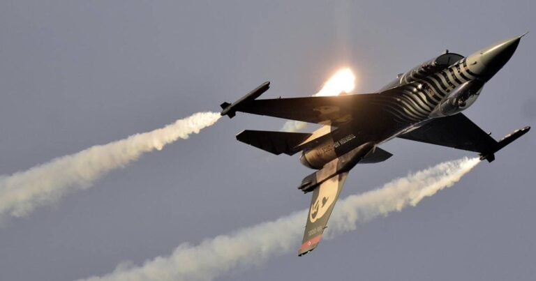 SOLOTÜRK yürekleri ağıza getirdi! Bir arıza mı yoksa gösterinin parçası mı?