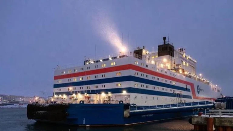 Dünyanın tek yüzer nükleer güç santralinin ilk yakıt ikmaline başlandı!