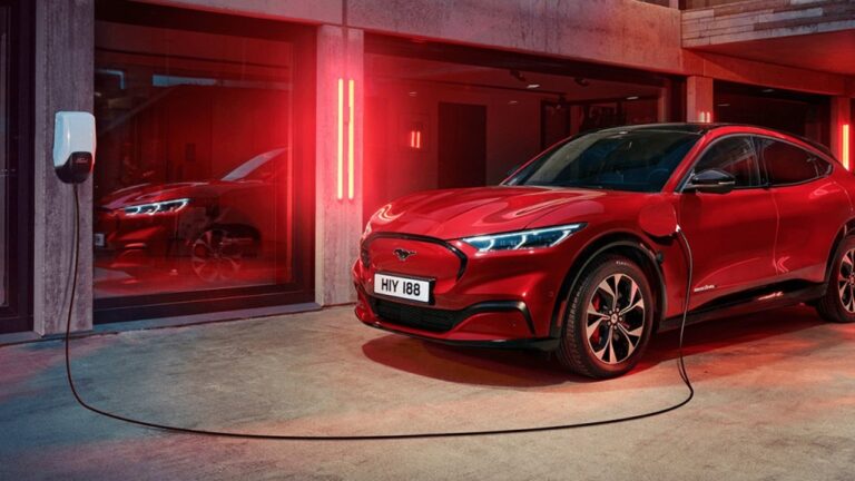 Kartlar yeniden dağıtılıyor: Ford, Tesla rakibi şirketi satın aldı!