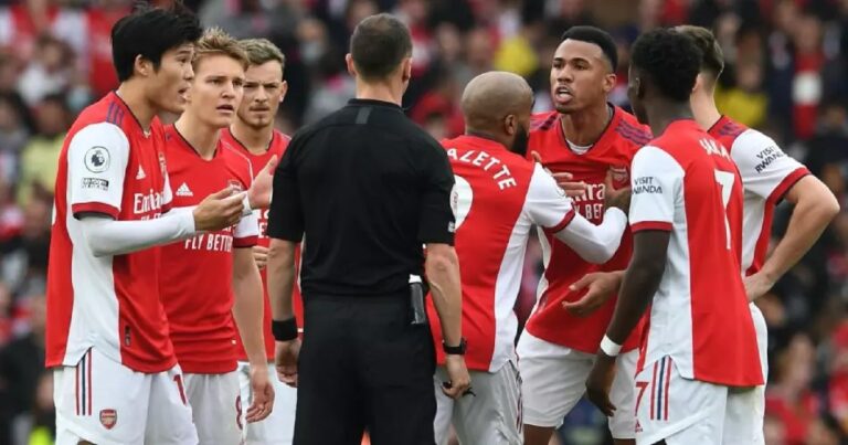 Futbolda yeni kural: 10 dakika kenar cezası!