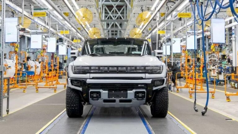 Dev fabrikada yangın! Yüzlerce otomobil kül oldu