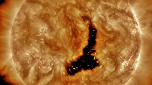 Tehlikede miyiz? Güneş’te Dünya’nın tam 60 katı büyüklüğünde kara delik açıldı!