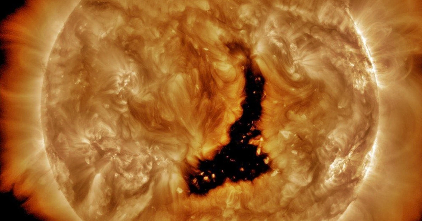 Güneş üzerinde Dünya’dan 60 kat büyük kara delik açıldı!