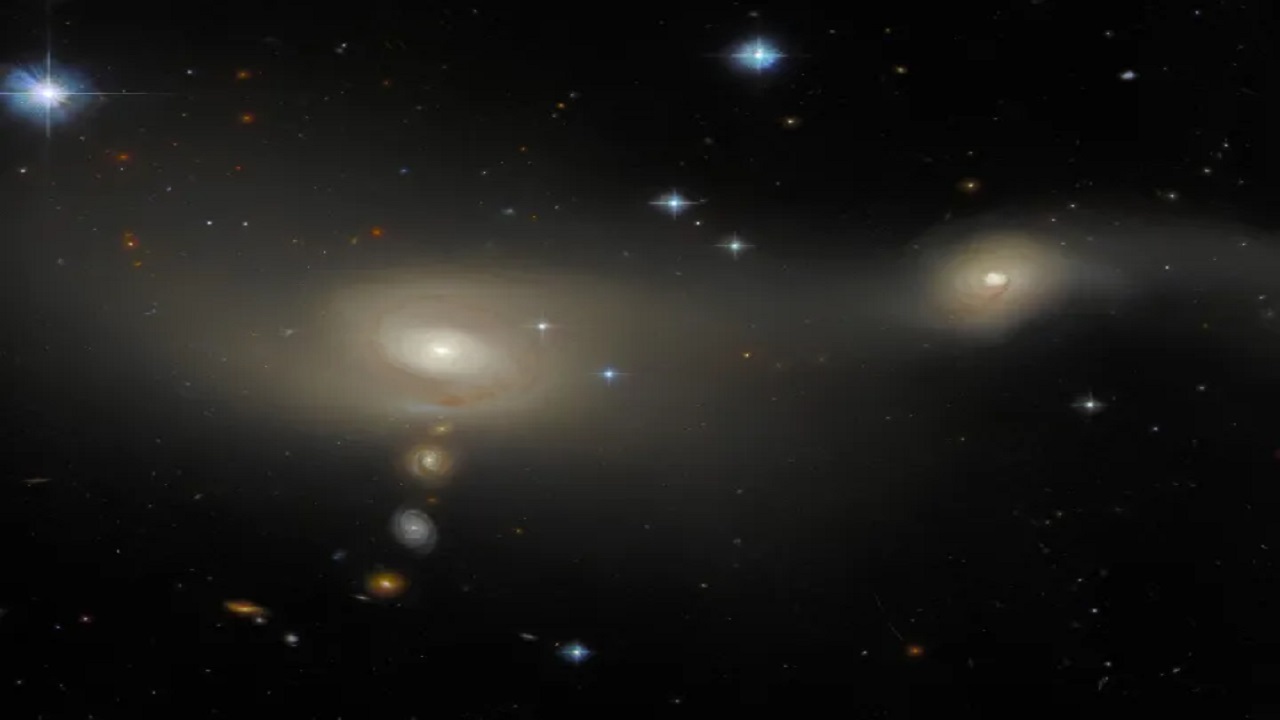 Sıra sıra dizilmiş galaksiler